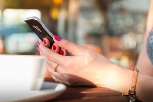 スマートフォンで調べ物をしている女性
