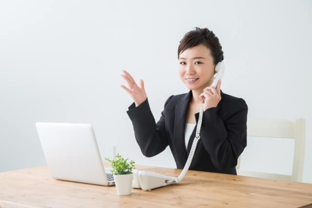 電話をしながら提案をする女性