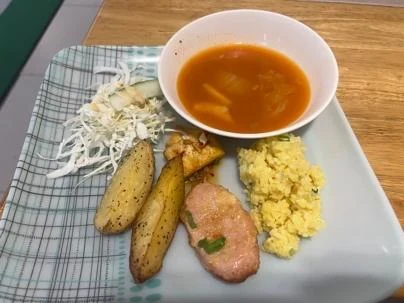 皿の上の食事と飲み物

自動的に生成された説明