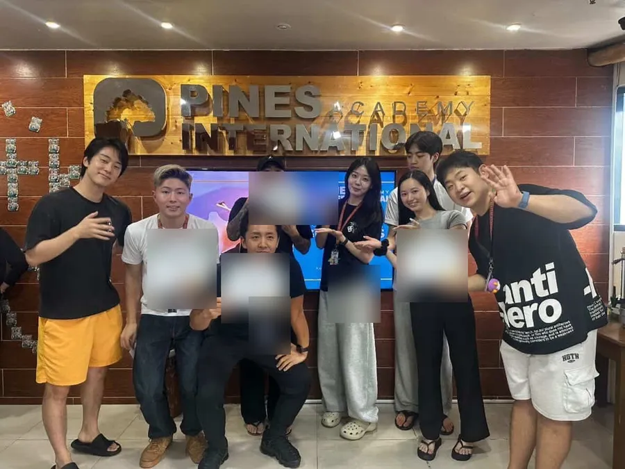 PINES Main Campusの卒業式で友人と記念撮影(PINES Main Campus体験談)