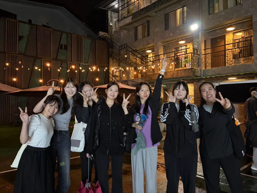 夜のキャンパスで友人と(Baguio JIC Challenger体験談)