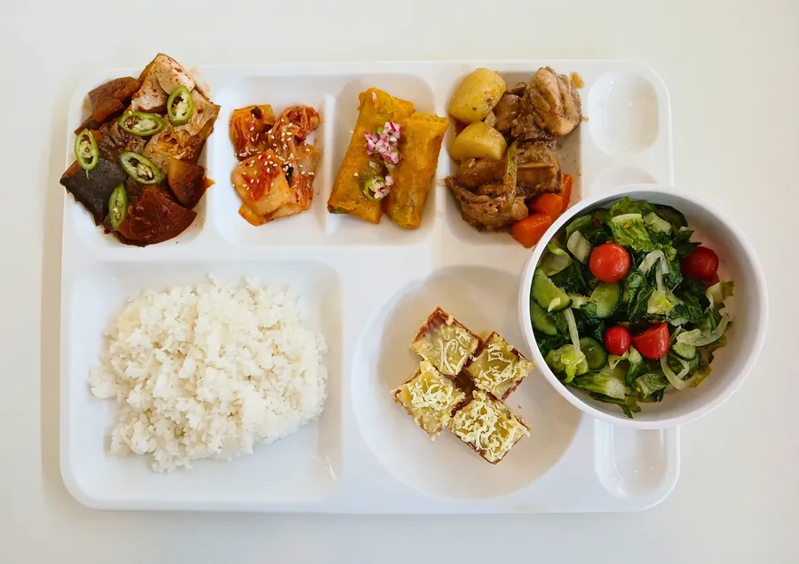 JICの学食(サラダ付き)(Baguio JIC Challenger体験談)