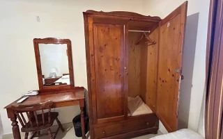 机/タンス(Sprachcaffe Languages Plus/シュプラッハカフェランゲージプラス)