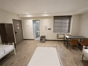 (3D ACADEMY:スリーディーアカデミー)3人部屋_入口ドアとバスルーム入口