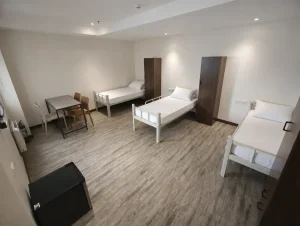 (3D ACADEMY:スリーディーアカデミー)3人部屋_室内全景_ベッド3台とテーブル