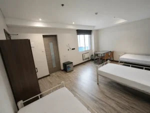(3D ACADEMY:スリーディーアカデミー)3人部屋_室内全景_窓際のテーブルと冷蔵庫