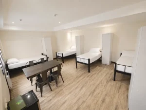 (3D ACADEMY:スリーディーアカデミー)4人部屋_室内全景_ベッドとロッカー