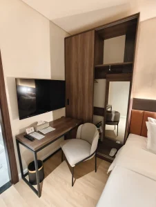 Winning English Academy ウィニングイングリッシュアカデミー 外部寮ホテルジョージ1人部屋スタンダードのデスクとクローゼット