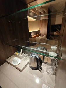 Winning English Academy ウィニングイングリッシュアカデミー 外部寮ホテルジョージ1人部屋スタンダードの電気ケトルとカップ