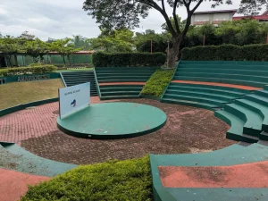 屋外ステージ（SMEAG GLOBAL SCHOOL TARLAC／ターラック校）
