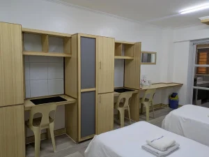 親子留学寮の学習机と収納（SMEAG GLOBAL SCHOOL TARLAC／ターラック校）