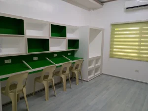 ジュニア寮の学習机（SMEAG GLOBAL SCHOOL TARLAC／ターラック校）