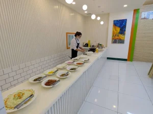 食堂の配膳カウンター（SMEAG GLOBAL SCHOOL TARLAC／ターラック校）