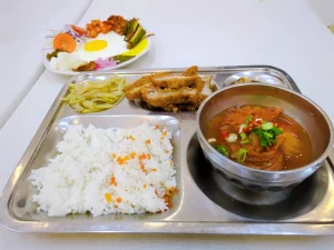 食事の一例・スープ付きメニュー（SMEAG GLOBAL SCHOOL TARLAC／ターラック校）